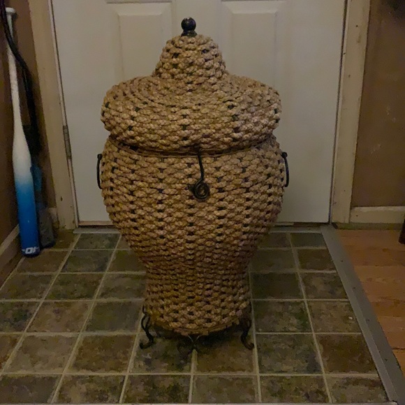 .. Sea Grass Basket w/LidDESCRIPTION